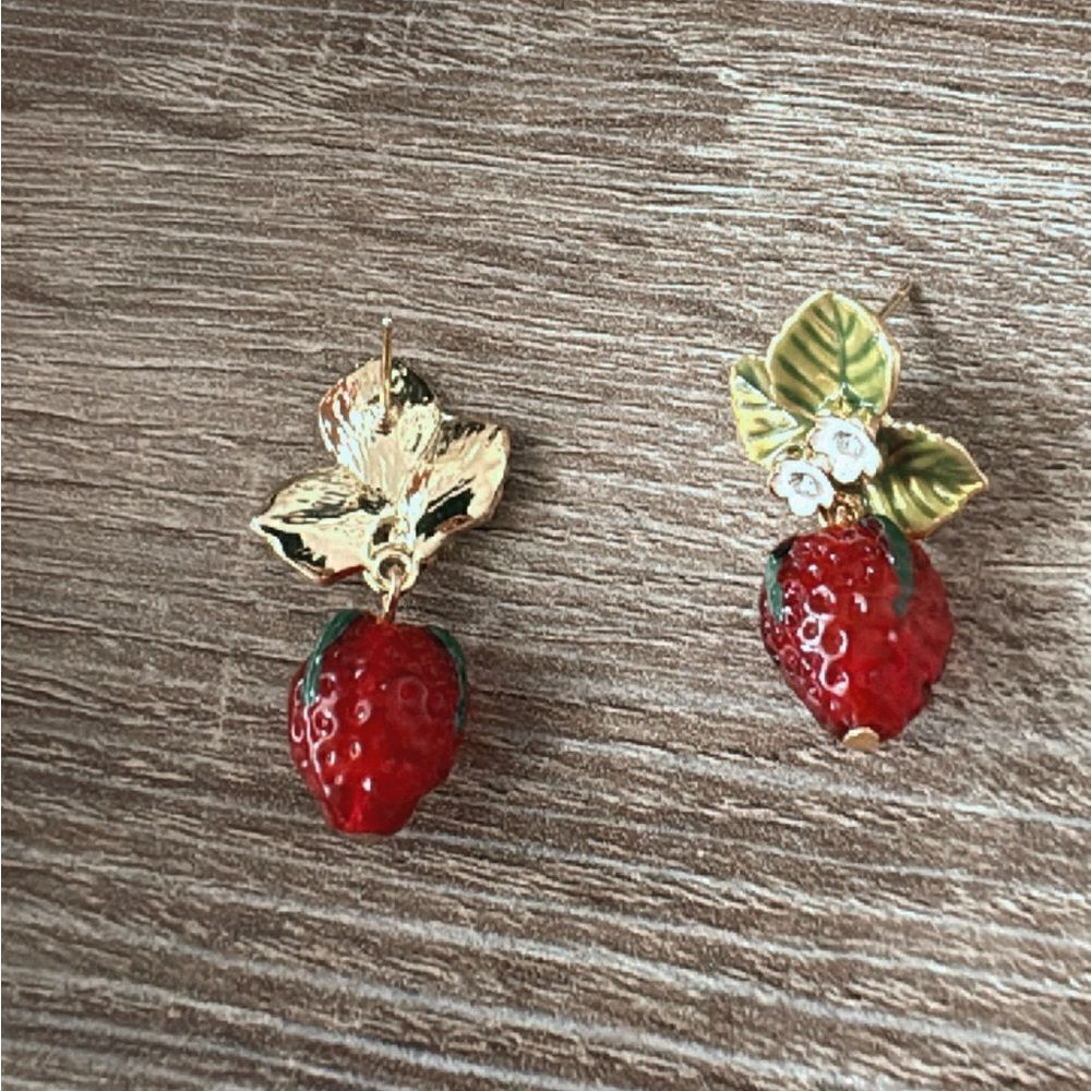 Strawberry earrings A654 - Picture 4 of 5